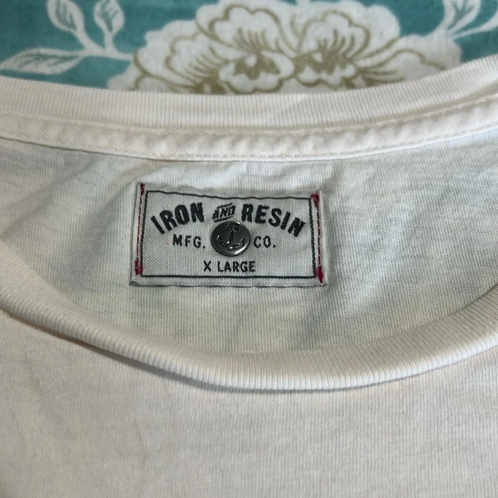 Iron and Resin Short Sleeve Tee - Picture 4 of 6